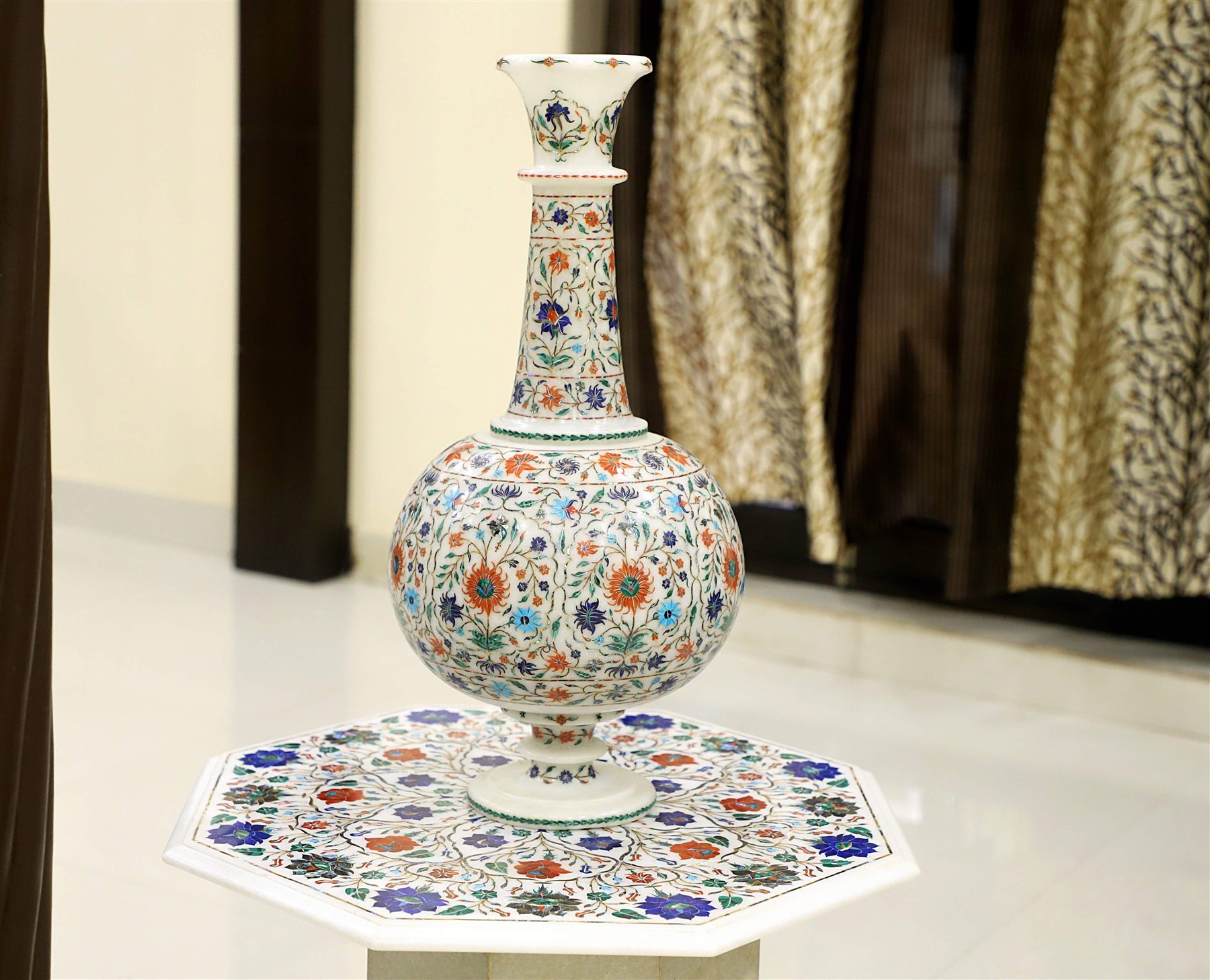 Fine floral marble inlay vase and table masterpiece handmade in Agra